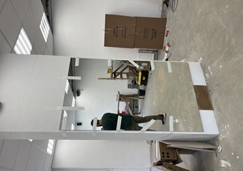 Настенное зеркало, монтажник клей