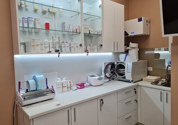 Зона обработки и стерилизации инструмента в автоклаве.