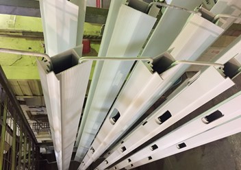 Порошковая окраска алюминиевого профиля для скрытых дверей