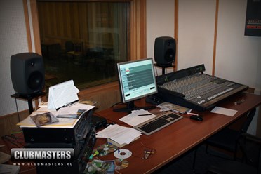 Компания Clubmasters была основана в 1998. Обучение проходит по трём направлениям: Школа диджеев, Курсы радиоведущих, Школа электронной музыки. Все курсы только индивидуальные! Практика ди-джеев прово