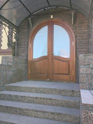 Дверь входная арочная из массива сосны.