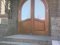 Дверь входная арочная из массива сосны.