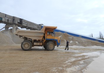 Щебень известняковый: фракции по ГОСТу М 400 - 1000 - фактически М 800: 5-20; 20-40; 40-70
Щебень мокрого и сухого обогащения.