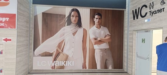 Оклейка витринного окна ТЦ «Парк» крупноформатной плёнкой для LC Waikiki г. Ростов-на-Дону, бульвар Комарова, 19а (Ворошиловский район, микрорайон Северный) | Печать, изготовление и монтаж на стекле