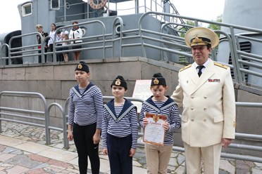 Руководитель Центра контр-адмирал Фетисов В. В. с воспитанниками