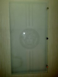 Изготовление и монтаж стеклянной дверцы в нишу (материал стекло 4 мм с рельефным пескоструйным рисунком)