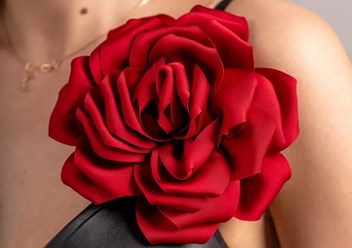 Брошь в виде цветка розы 
Цена 300-350 руб. 
Брошь станет стильным дополнением как к образу.  Броши в виде цветка в этом сезоне являются настоящим трендовым аксессуаром.