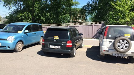 Распространение визиток под дворники автомобилей в Красноярске