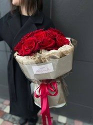 стильный букет их красных вывернутых роз