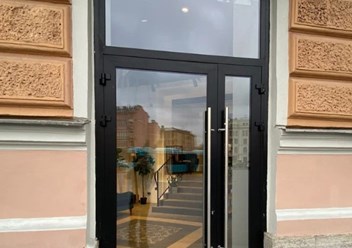 Вход в шоурум