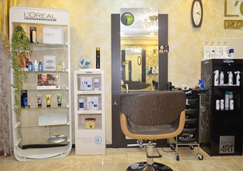 Рабочее место парикмахера в салоне красоты Комильфо