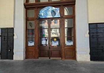 Входная группа в Гостиный двор