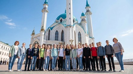 Школьная группа на экскурсии в Казани. Мечеть Кул-Шариф в Казанском Кремле