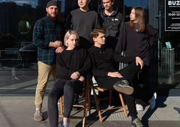 Барбершоп "Buzz" в Воронеже. Мы искренне любим свое дело и хотим дарить крутые стрижки и эмоции. У нас не стоит задачи превратиться в еще один конвейер по продаже франшиз.