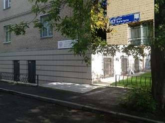 Вход в классы, имеет три противопожарных выхода и оборудован противопожарной сигнализацией.
