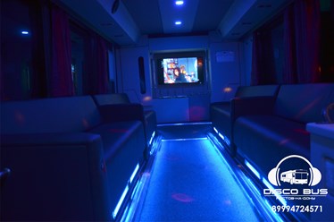 ДИСКОБАС Party Bus – лучшее место для яркой, вечеринки на колесах. В ДИСКО АВТОБУСЕ можно собрать 18-20 друзей и весело провести любой праздник будь то день рождения, корпоратив, транспорт для гостей