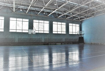 Игровой тренировочный спортзал для футбола, баскетбола, волейбола, тенниса, бадминтона, и других видов игрового спорта.