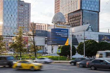 Светодиодный уличный экран на фасаде концертного зала «Тинькофф Холл», город Уфа