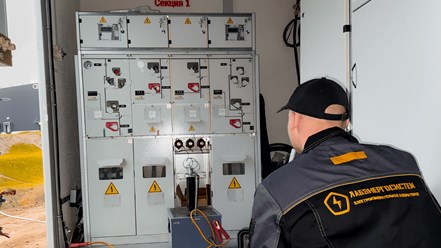 Испытание ячеек сотрудником лабэнергосистем