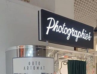 Изготовление и монтаж таблички и светового короба для фотобудки «Photographies» ТЦ «МегаМАГ», Ростов-на-Дону, ул. Пойменная, 1