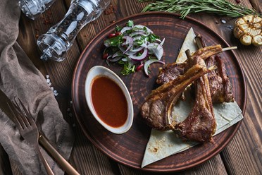 Каре ягнёнка - Сочная каре молочного ягнёнка с ароматными специями, приготовленная на углях, подаётся с соусом «Сацебели» | https://gotovitmama.ru/shashlyki/shashlyk-iz-myasa/kare-yagnenka.html