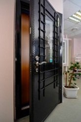 сейф-дверь с порошковым покрытием со стеклопакетом и декоративной решеткой
55050