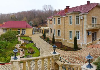 Построили монолитный дом с отделкой и благоустройством. Все работы по строительству дома, начиная от фундамента, осуществила компания Сота. Заказчик доволен.