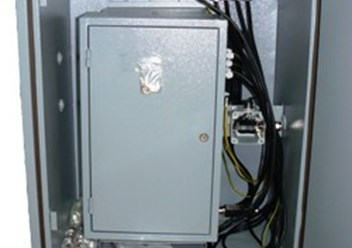 Пробоотборник автоматический Пульсар-АП1-У в обогреваемом шкафу
с датчиком предельного уровня пробы в емкости.
Система автоматического отбора пробы любой жидкости в ёмкость из трубопровода на потоке