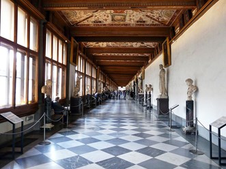 Галерея Уффици расположена в здании, построенном по проекту Джорджио Вазари специально для представителей династии Медичи. Козимо I де Медичи решил собрать под одной крышей ...