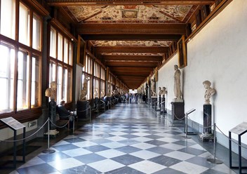 Галерея Уффици расположена в здании, построенном по проекту Джорджио Вазари специально для представителей династии Медичи. Козимо I де Медичи решил собрать под одной крышей ...