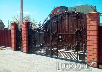Распашные кованые ворота и забор