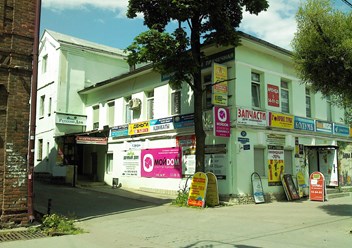 Офисное здание Советский пр. 51, между магазинами РивГош и Робинзон. Вход со стороны РивГош.