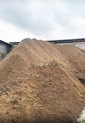 Карьерный песок высокого качества от Real Company. Универсальный строительный материал для фундаментов, штукатурных работ, благоустройства и дорожного строительства с доставкой по СПб и ЛО.