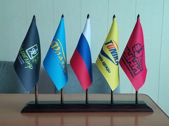 Настольная флаговая конструкция из бука и флажки 15х22,5