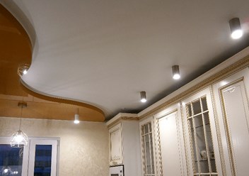 Двухуровневый натяжной&#160;потолок	с криволинейным бортом. Цена - от 60 руб. за м. пог.