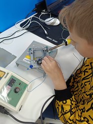 Ученик школы программирования для детей в Ханты-Мансийске создал роботизированные станок, который вытачивает облас(лодку) из дерева