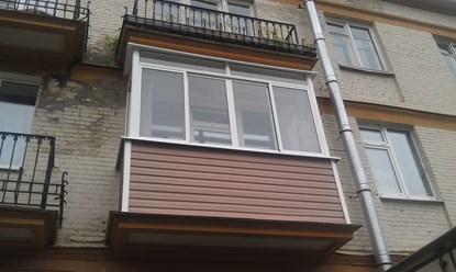 Обшивка балкона сайдингом в Новом Петергофе