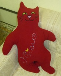 Подарочная флисовая подушка "Кот" с вышитыми элементами.