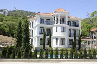 Очередной дворец на ЮБК. Белоснежный фасадный декор на фоне красоты крымского пейзажа.