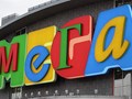 МЕГА вывеска для МЕГА Теплый Стан выполнена в виде модульного, двухуровневого светового короба сложной формы с накладными объемными буквами. Габаритные размеры 22 000 х 6 000 мм.