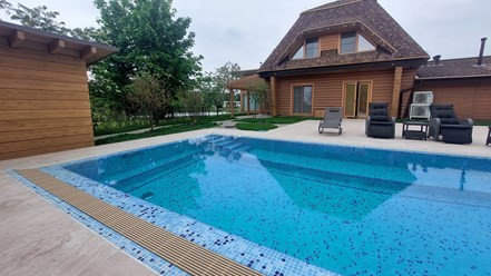 Закончили строительство бассейна 15х3,5 метра переливного типа. Бассейн расположен на улице. В бассейне предусмотрен противоток, подводное освещение и покрывало для бассейна.