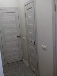 коридор монтаж дверей и облицовка стен МДФ панелями