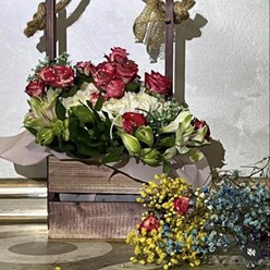 Букеты на заказ , цветы+ваза, поднос+открытка +упаковка подарка ручной работы
+79067340220