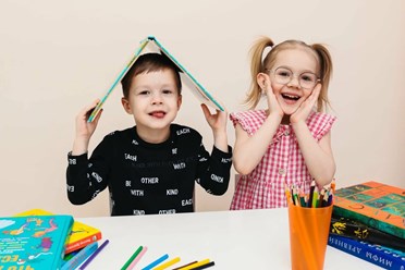 Смех и творчество — лучшие друзья.
Занятие в классе: раскраски, книги и фантазия. Дети не только рисуют и читают, но и учатся выражать себя — через игру, общение и совместные идеи.