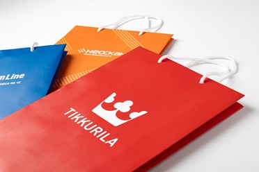 Пакеты бумажные с ламинацией, на веревочных ручках.