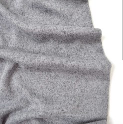 Теплый трикотаж сандра.   
Состав: полиэстер - 80%, вискоза - 16%, спандекс - 4%. 
Ширина: 160 см.
Плотность: 220гр/м2.  
Цена: 290 руб. метр