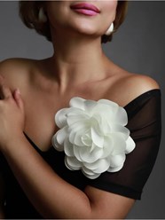 Брошь в виде цветка розы 
Цена 300-350 руб. 
Брошь станет стильным дополнением как к образу.  Броши в виде цветка в этом сезоне являются настоящим трендовым аксессуаром.