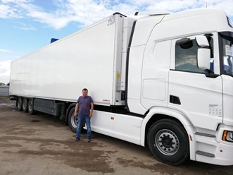 Изотермический полуприцеп SCHMITZ CARGOBULL уезжает к клиенту СГМ-ГРУПП (SGMTRUCKS.RU)