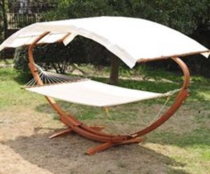 Изготовленный гнутоклеенный каркас из массива дерева для гамака с солнцезащитным козырьком.