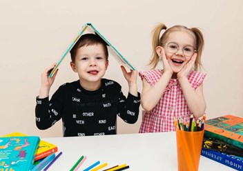 Смех и творчество — лучшие друзья.
Занятие в классе: раскраски, книги и фантазия. Дети не только рисуют и читают, но и учатся выражать себя — через игру, общение и совместные идеи.